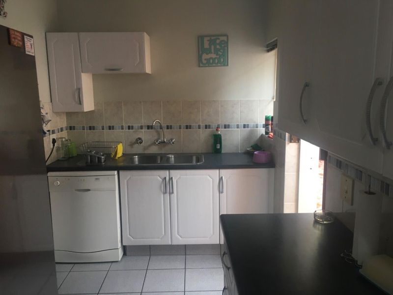 2 Seperate flats and a House on corner stand with two entrances. - Photo 2