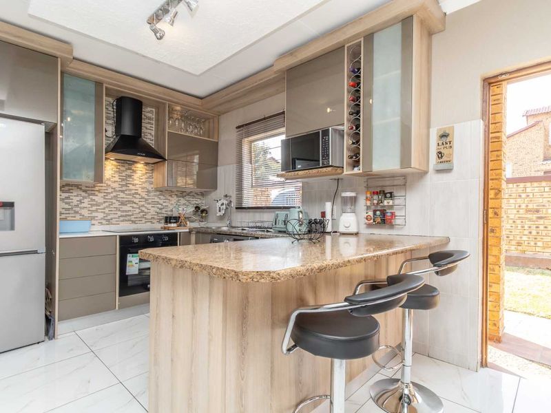 Modern, Pet-Friendly 3BR Townhouse with Garage & private Garden in Honeypark - Photo 6