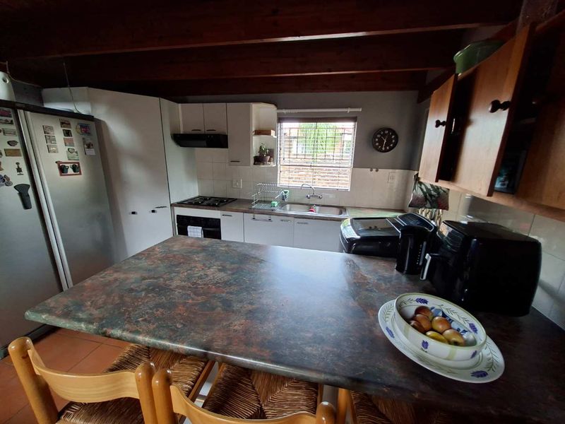 Charming Townhouse with Private Garden and Swimming Pool - Photo 9