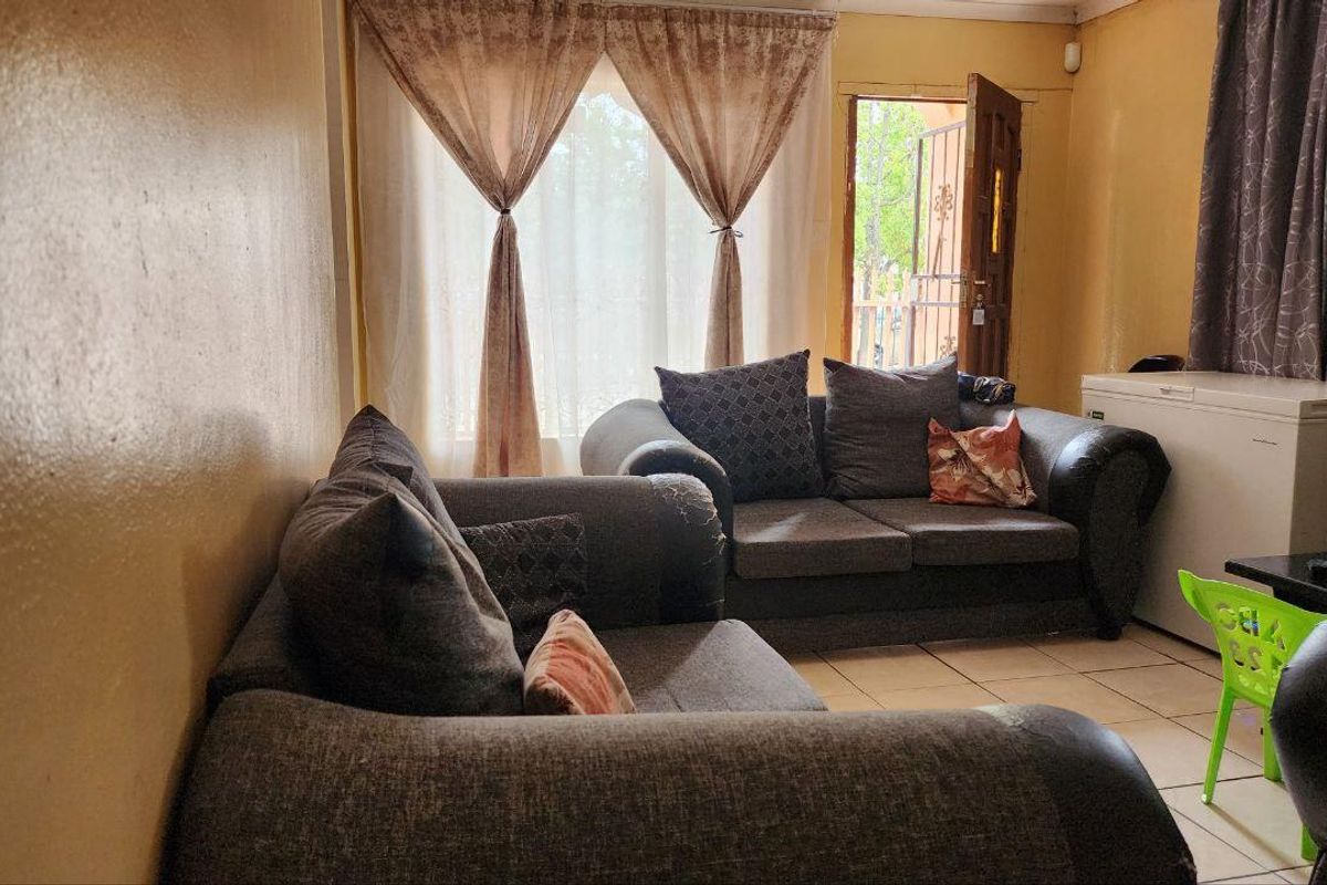 Affordable 3 bedroom with Room to Transform - Photo 3