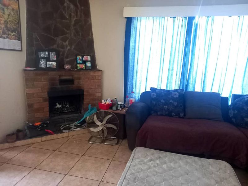 3 bedroom home with 2 single flats - Photo 5