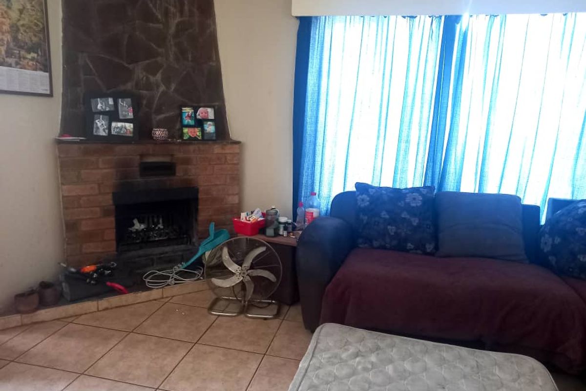 3 bedroom home with 2 single flats - Photo 5