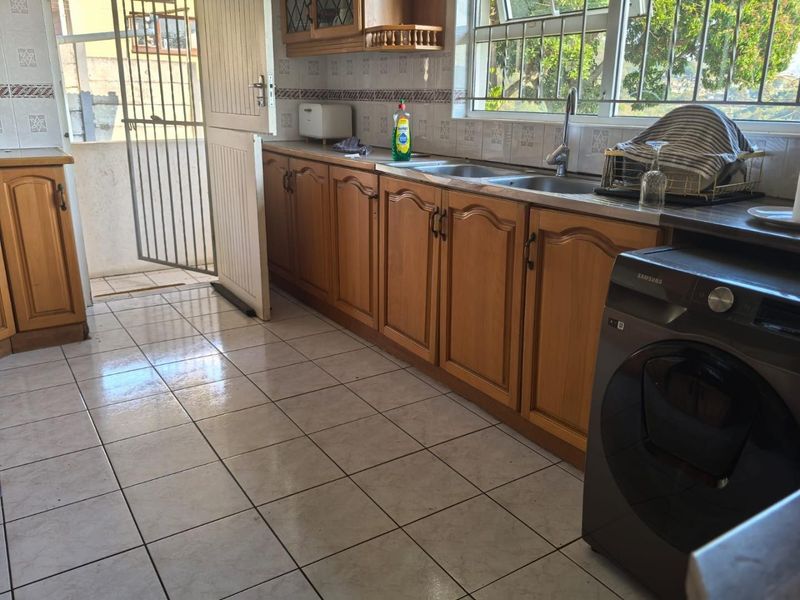 Spacious 3-Bed Family Home with Flatlet and Secure Garden - Photo 8