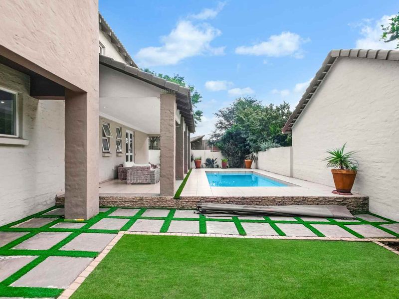 THE PERFECT FAMILY AND ENTERTAINERS HOME IN A SECURE LIFESTYLE ESTATE - Photo 10