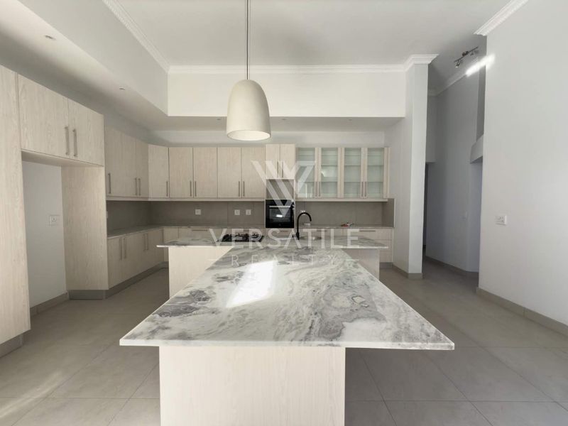 Stunning newly built home, walking distance from the sea and shopping mall. - Photo 3