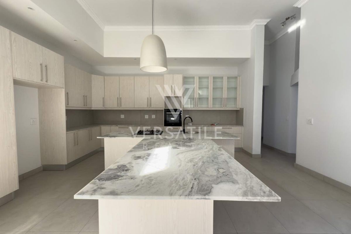 Stunning newly built home, walking distance from the sea and shopping mall. - Photo 3