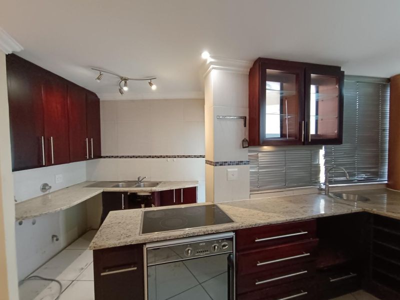 VALLEY VIEW ESTATE -  4 BEDROOM HOUSE WITH A GYM & STUDY - Photo 4