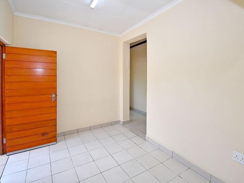 Cozy 1-Bedroom in Secure Lake West - Your New Home Awaits! - Photo 2