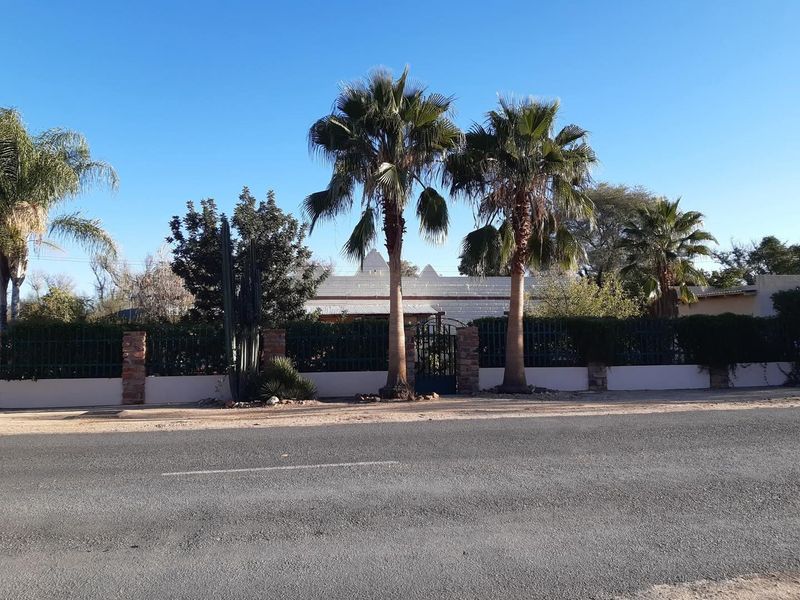 Lovely property with surrounded landscaped gardens and spacious verandas, situated in the outskirts of Omaruru, bordering the Omaruru River. - Photo 2