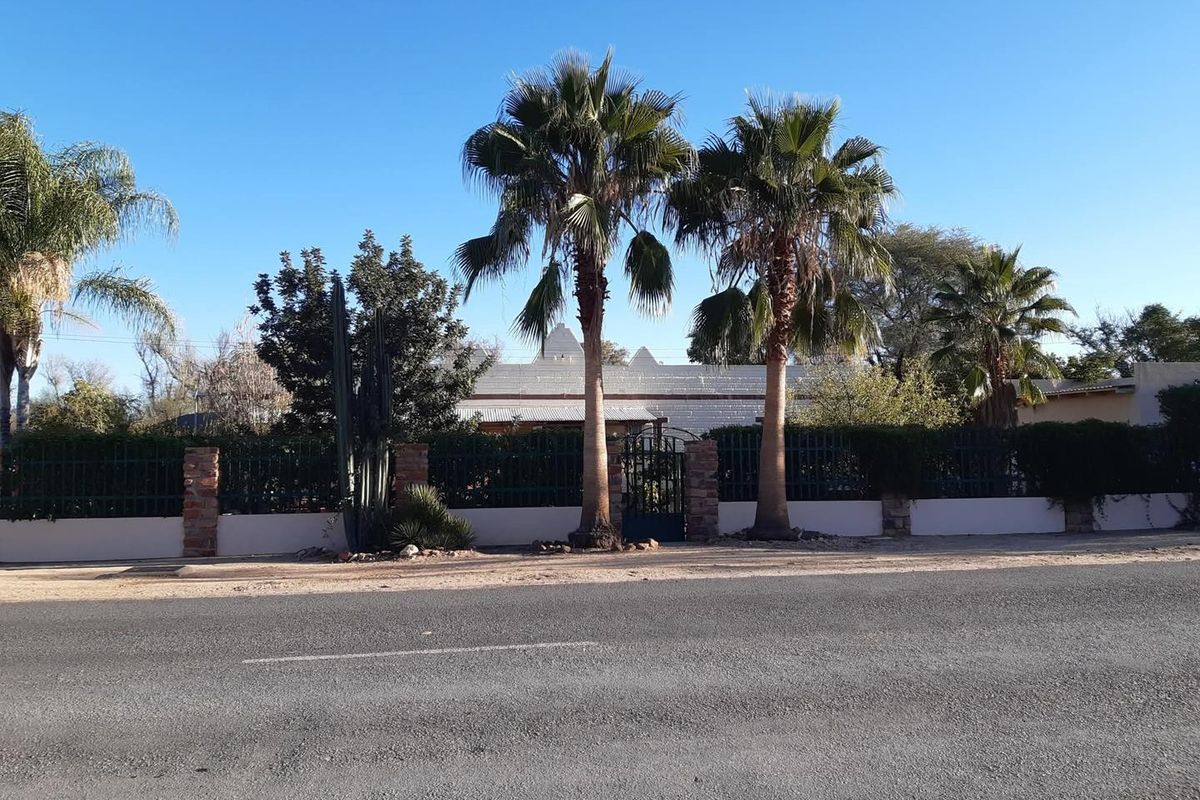 Lovely property with surrounded landscaped gardens and spacious verandas, situated in the outskirts of Omaruru, bordering the Omaruru River. - Photo 2