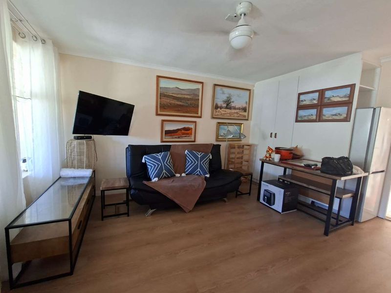 IDEAL SIZE UNIT filled with sun, boasting beautiful views! - Photo 2