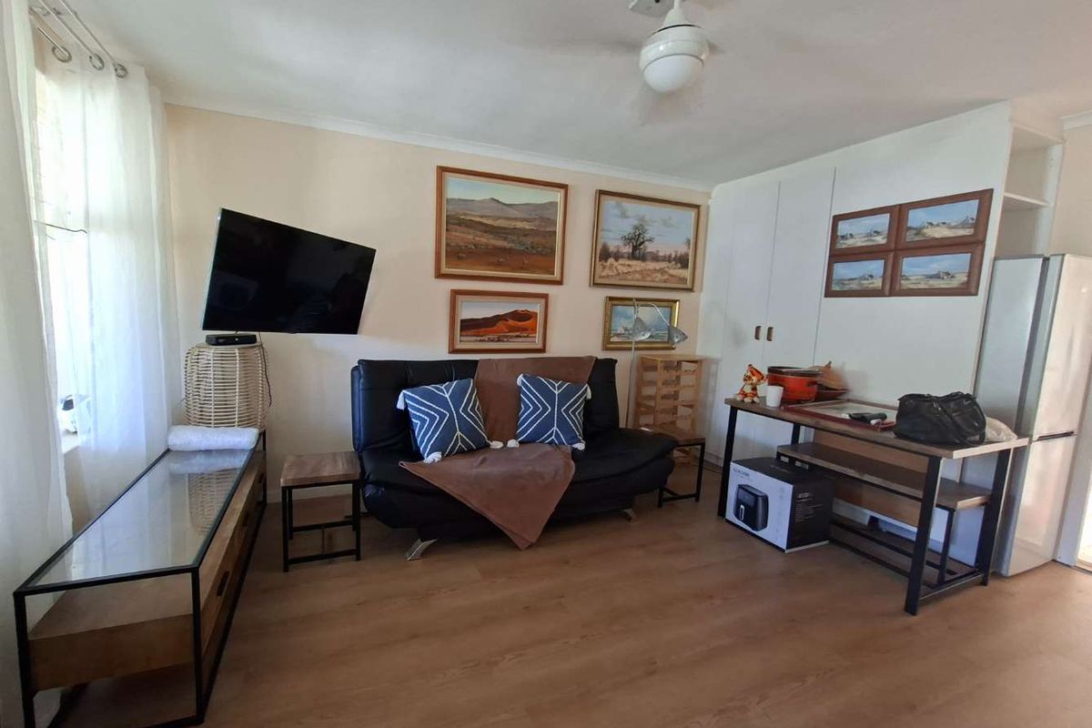 IDEAL SIZE UNIT filled with sun, boasting beautiful views! - Photo 2