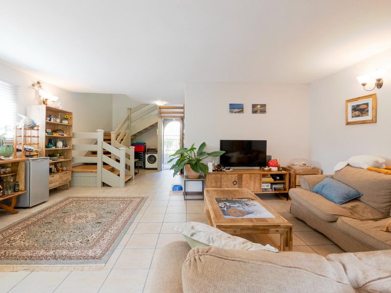 Modern pet friendly duplex - Photo 1