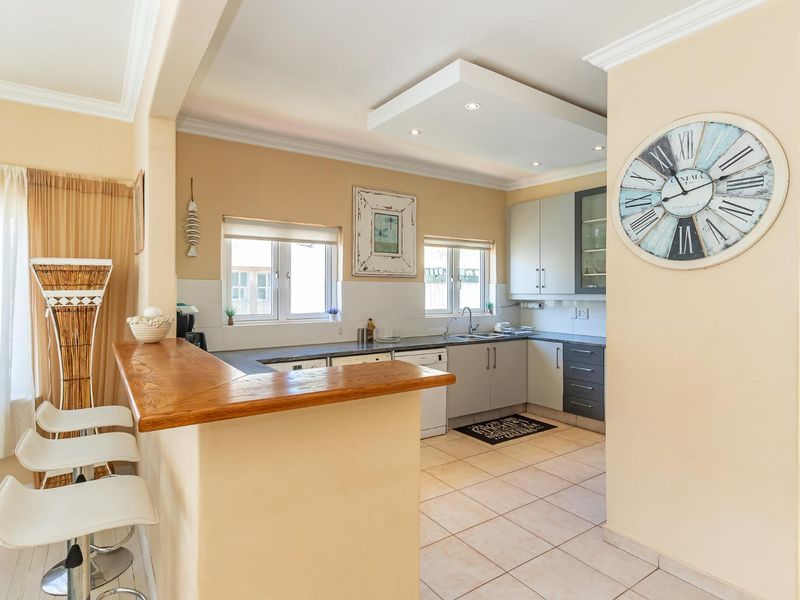 Spacious Coastal Villa – Ideal Lock-Up-and-Go or Permanent Residence - Photo 10