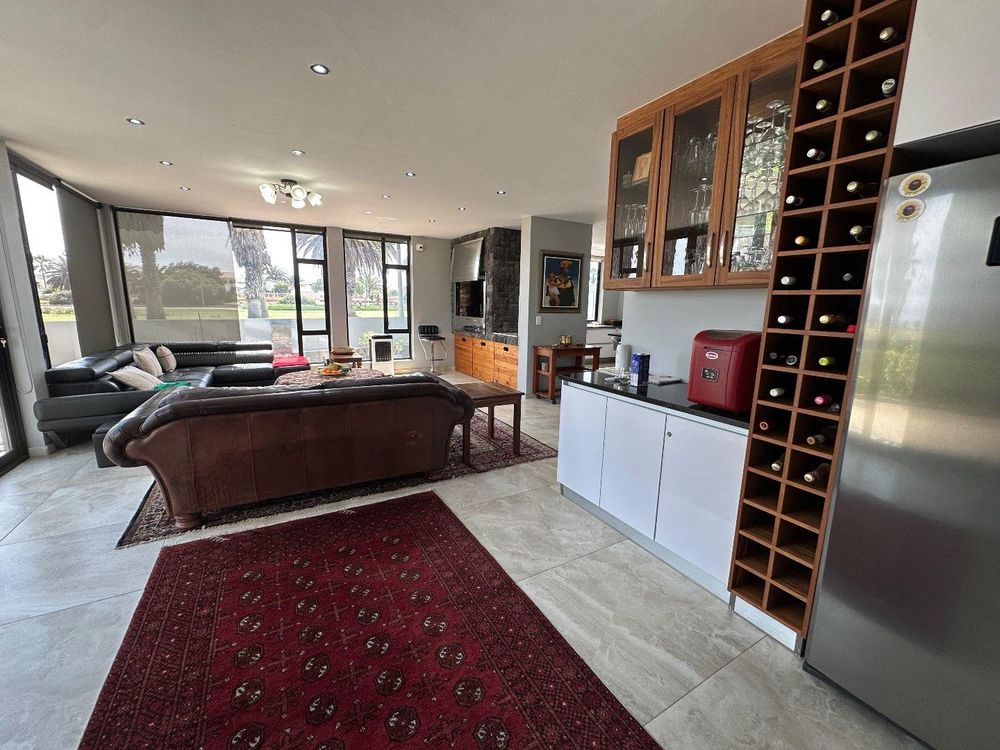 Entertainment area, leading to the kitchen