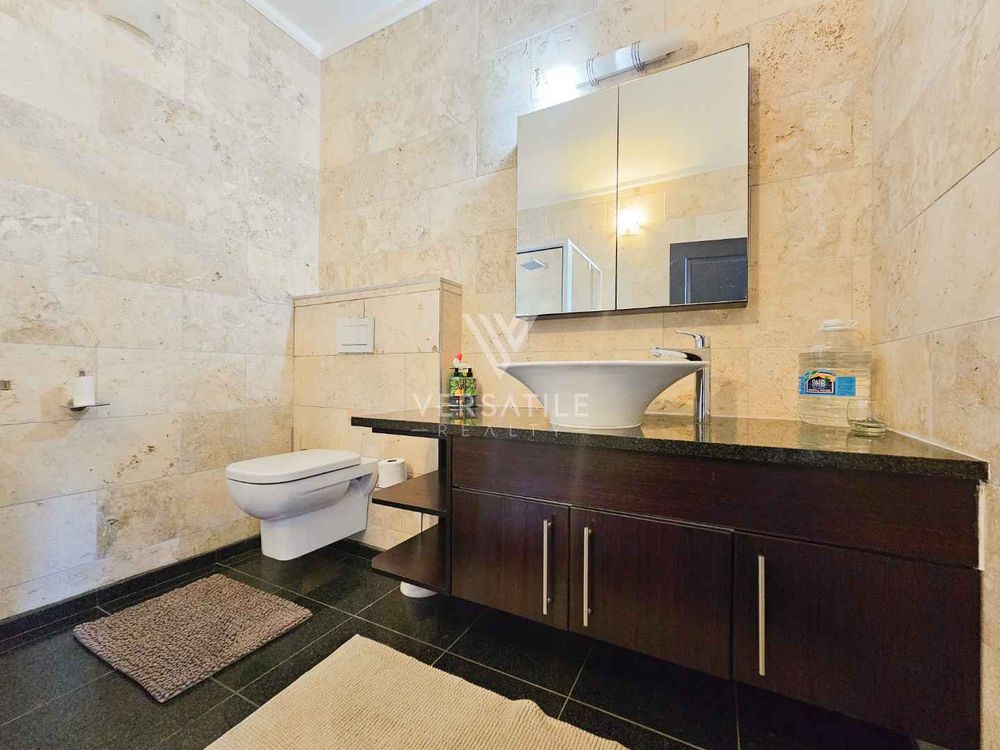 69 - Bathroom basin & toilet