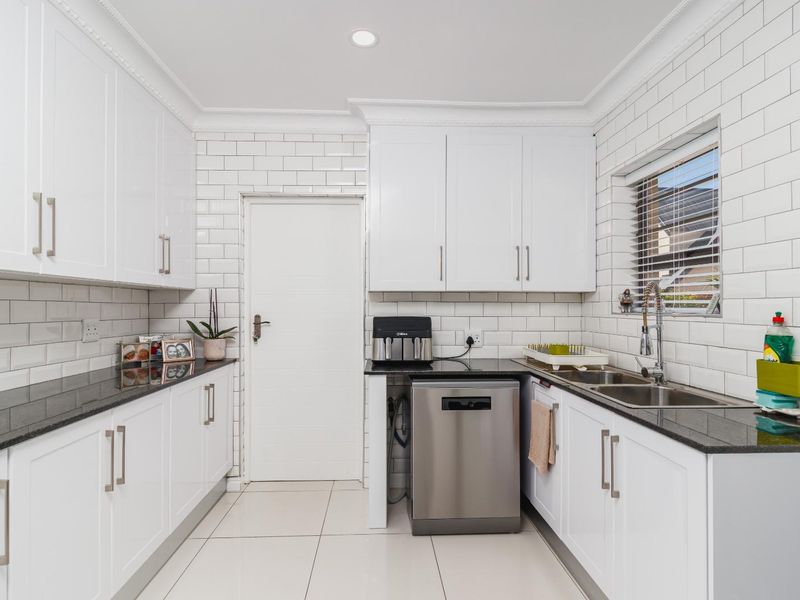 Elegant 3-Bedroom Home with Modern Finishes & Exceptional Features to Rent - Photo 5