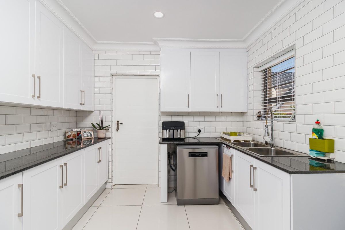 Elegant 3-Bedroom Home with Modern Finishes & Exceptional Features to Rent - Photo 5