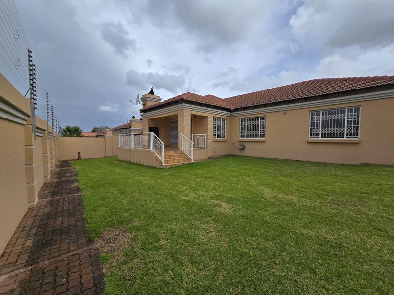 Stylish Family Living with Extra Space, Pet-Friendly Garden & Built-In Braai - Photo 3