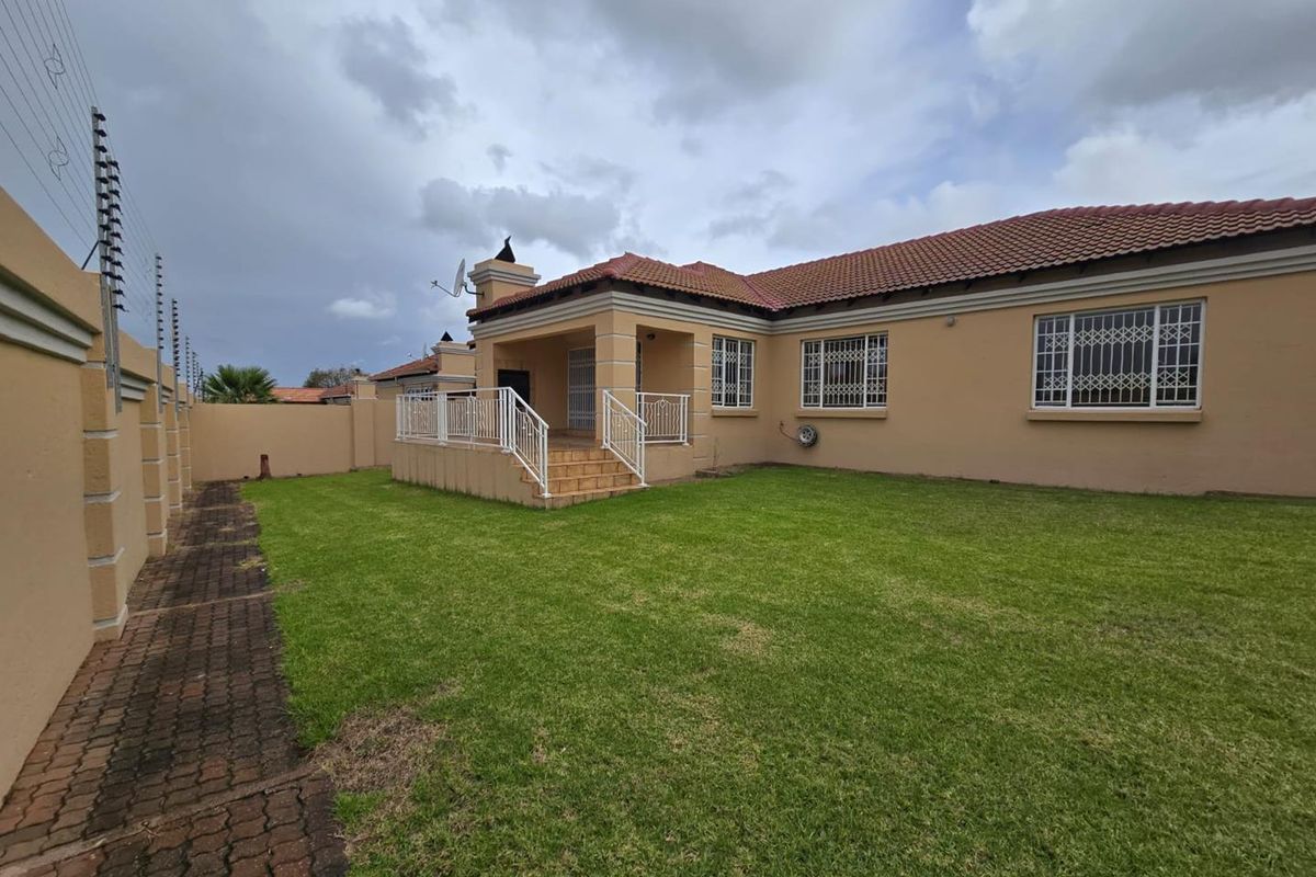 Stylish Family Living with Extra Space, Pet-Friendly Garden & Built-In Braai - Photo 3
