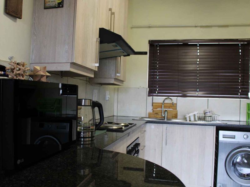 Serene Retreat: 2BR, 2BA Ground-Floor Townhouse - Photo 3