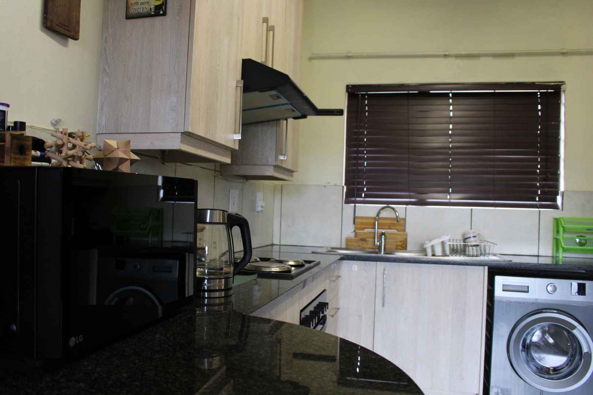 Serene Retreat: 2BR, 2BA Ground-Floor Townhouse - Photo 3