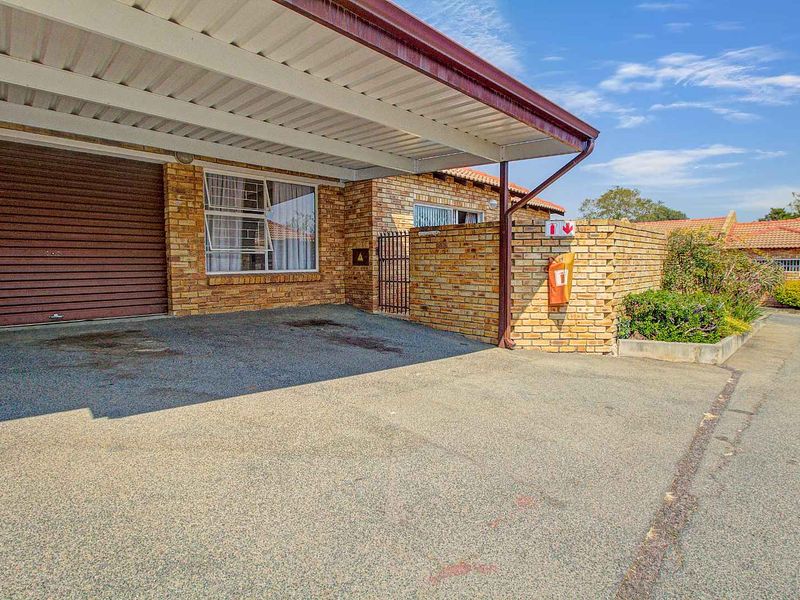 Spacious Living: 2 Areas, Covered Patio, Pet-Friendly Garden! - Photo 2