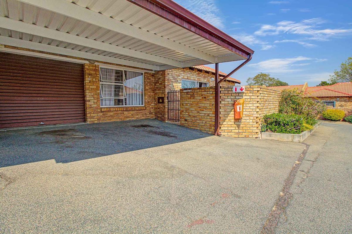 Spacious Living: 2 Areas, Covered Patio, Pet-Friendly Garden! - Photo 2