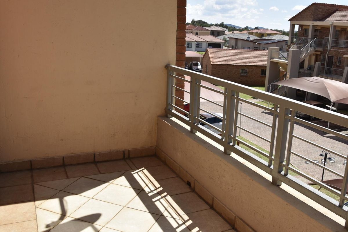 One bedroom apartment with balcony - Photo 2