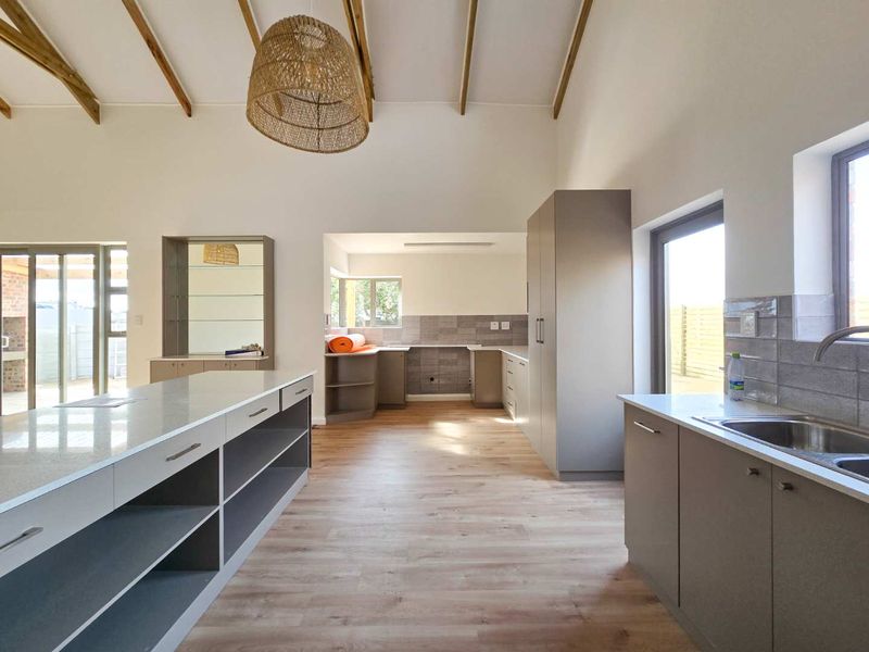 Modern 3 bedroom townhouse for sale in Stilbaai-Wes. - Photo 8