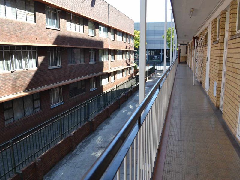 ***BARGAIN - BACHELORS FLAT ARCADIA - Start young to own Property!*** - Photo 5
