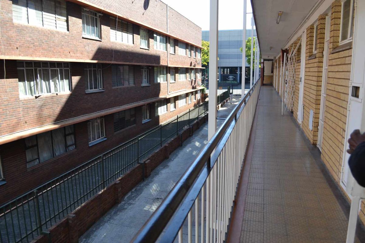 ***BARGAIN - BACHELORS FLAT ARCADIA - Start young to own Property!*** - Photo 5