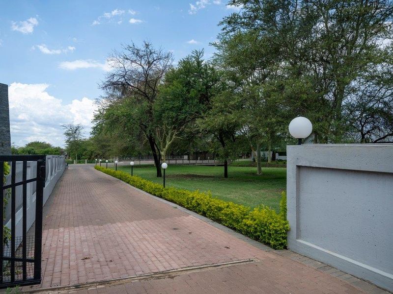 9 Bedroom Beautiful Family Home in sought after Estate - Photo 4