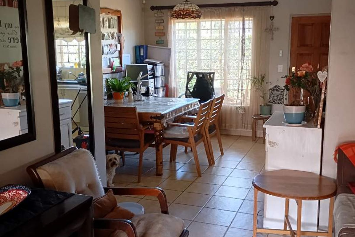 Beautiful 3-bedroom Townhouse in a well-maintained complex in Annlin. - Photo 2