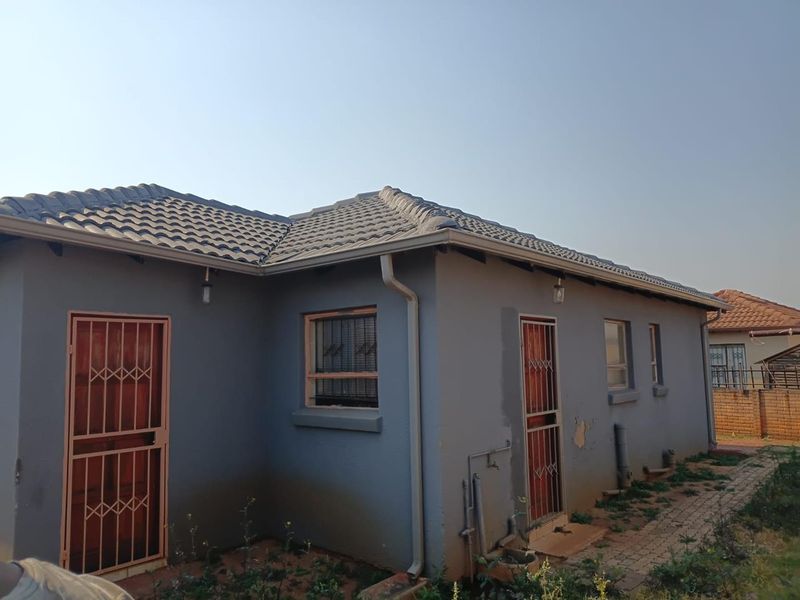 Spacious 3-Bedroom, 2-Bathroom Family Home in a Prime Pretoria Location - Photo 4