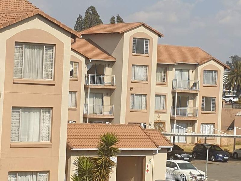 Cozy two-bedroom second floor apartment for sale in Kleinfontein Lake, Benoni - Photo 8