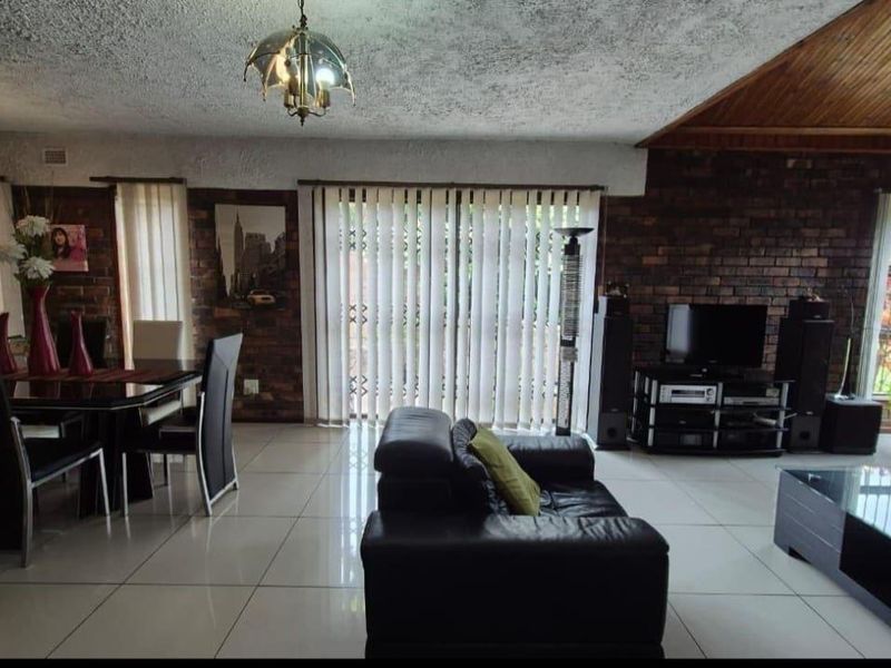 4 Bedroom House for Sale in Moorton Chatsworth. - Photo 4
