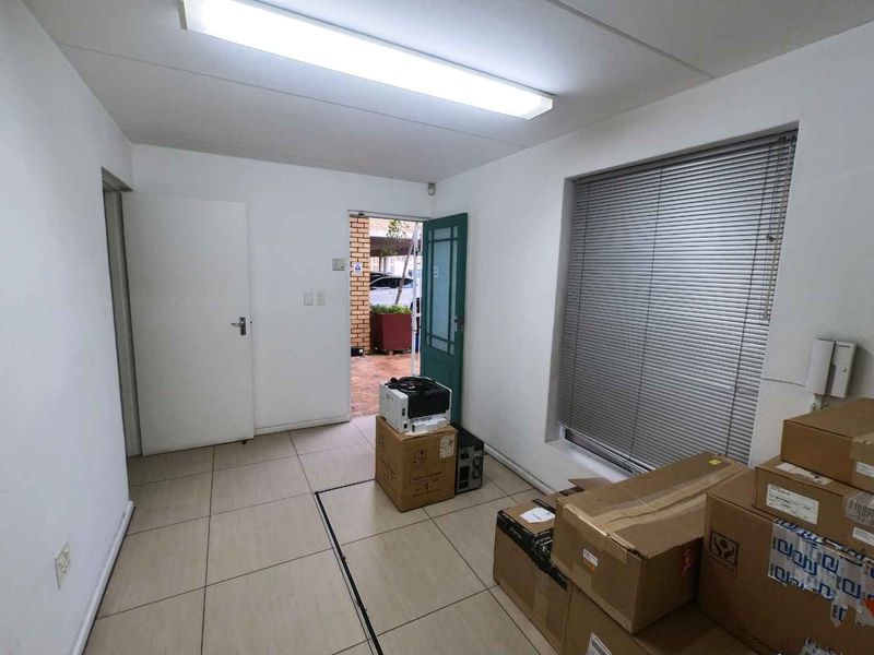 Secure double volume warehouse/offices to let - Montague Gardens. - Photo 2