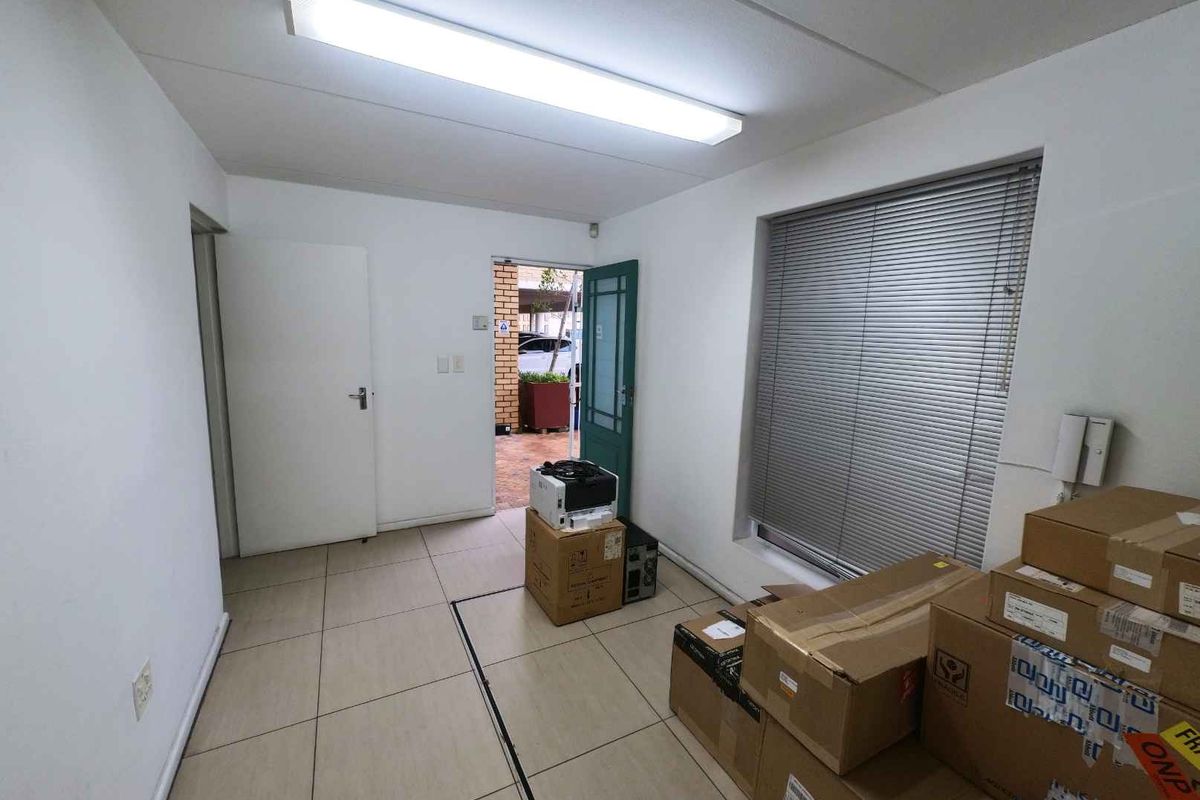 Secure double volume warehouse/offices to let - Montague Gardens. - Photo 2