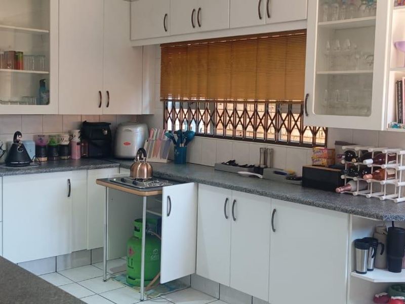 Charming three bedroom Townhouse - Photo 9