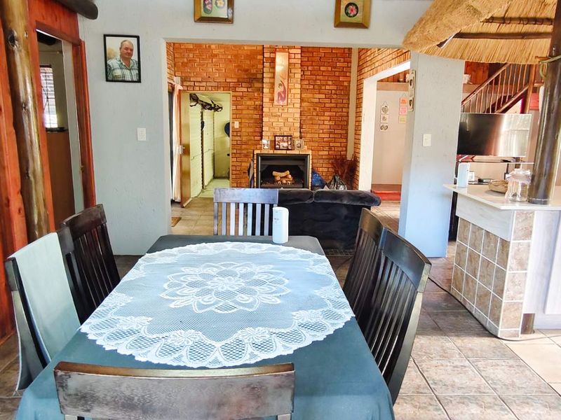 Stunning Tranquil Retreat with Lush Gardens and Modern Comforts - Photo 8