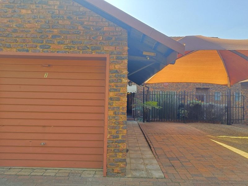 3 BEDROOM TOWNHOUSE IN SILVERTON - Photo 9