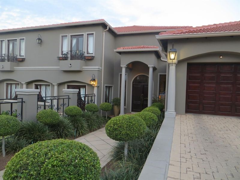 Elegant Family Living in the Prestigious Featherbrooke Estate - Photo 1