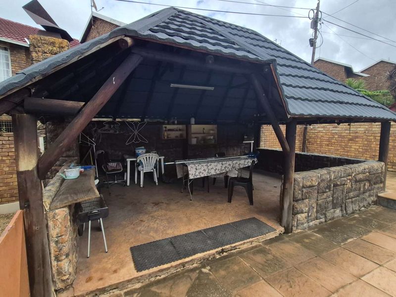 Ferreira Close: Where comfort meets charm, and your future begins - Photo 9