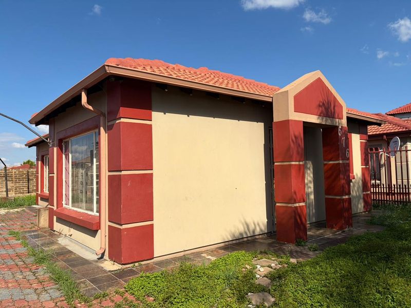 Three bedroom house for sale in Rosslyn - Photo 8
