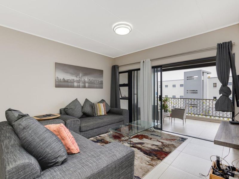 Experience Unparalleled Luxury and Security in Our Upmarket Penthouse Apartment with Gorgeous Views - Photo 3