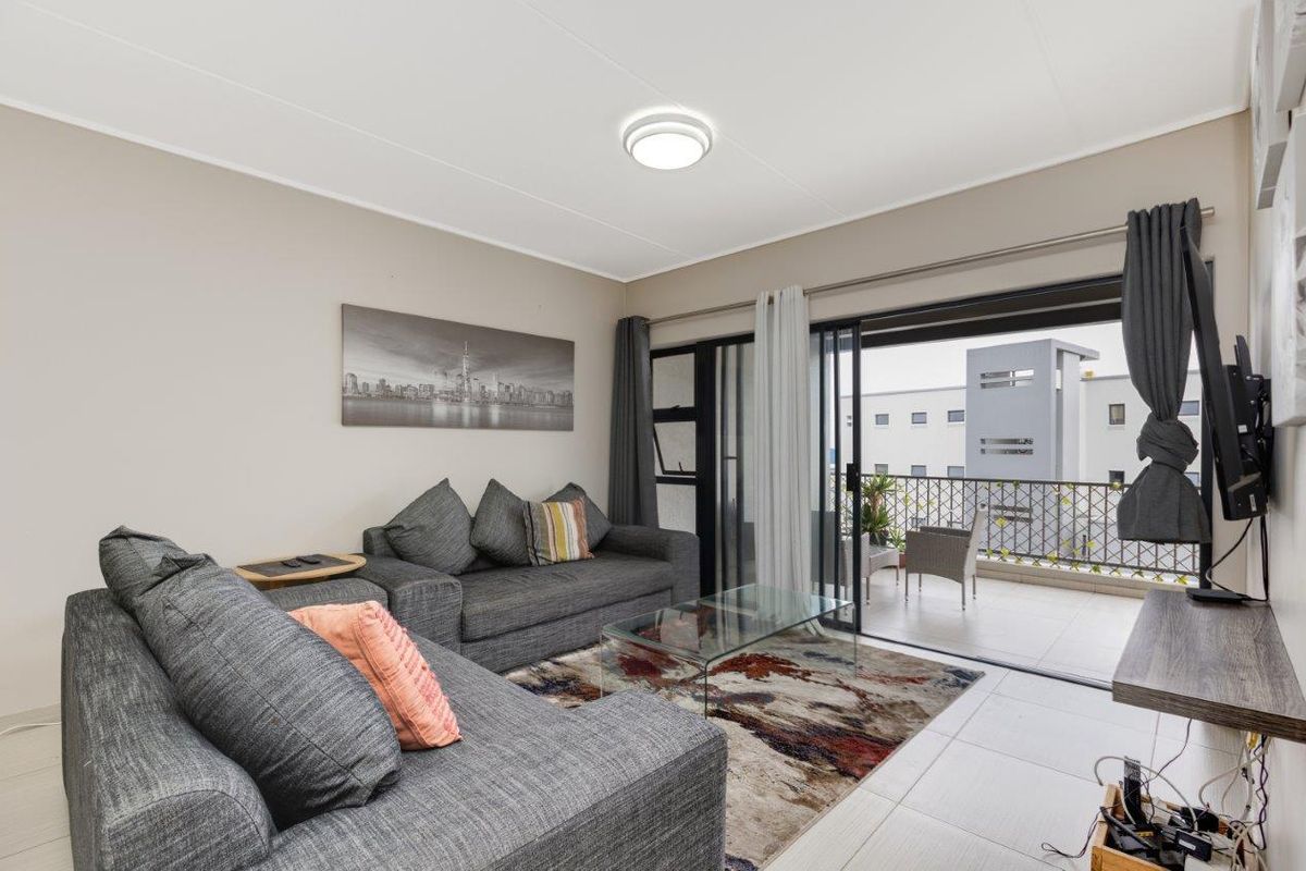 Experience Unparalleled Luxury and Security in Our Upmarket Penthouse Apartment with Gorgeous Views - Photo 3