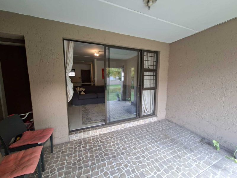 Spacious Groundfloor 2 Bedroom Apartment in low density complex - Photo 4