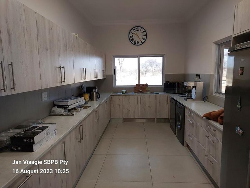 FOR SALE - Plot with Luxurious House in Omaruru Wildlife Estate - Photo 8