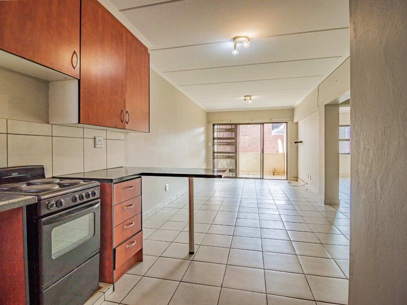 Charming 2-Bedroom Apartment with Excellent Potential - Photo 10
